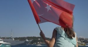 İstanbul Boğazı’ndaki geçit törenine vatandaşlardan yoğun ilgi