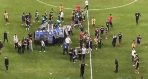 Tekmeler yumruklar havada uçuştu! Amedspor-Erzurumspor maçı sonrası ortalık savaş alanına döndü