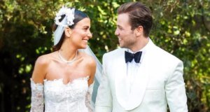 Doğuma günler kala Tolga Sarıtaş ve eşi Çeşme tatiline çıktı