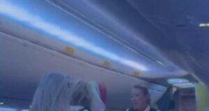 Uçağın tekeri piste değdiği gibi ayağa kalktılar, kabin memurları polis çağırdı