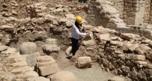 Arkeolojik kazılar, 124 mezarın tespit edildiği kilisenin tarihini değiştiriyor