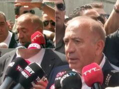 CHP İl Başkanlığı’nın önünde Gürsel Tekin’e su şişesi fırlatıldı