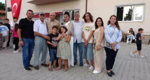 Almanya’dan Gelen Eczacı, Demirbilek Köyü Çocuklarına Oyuncak Hediye Etti