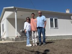 Eski manken Engin Koç, Sivas’taki köy evinde