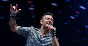 Mustafa Sandal İzmir Enternasyonal Fuarı’nda Coşkulu Bir Konser Verdi
