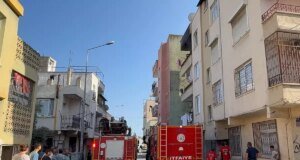 Kiracı dehşeti! Evi ateşe verip, eşyaları sokağa attı; linçten son anda kurtuldu